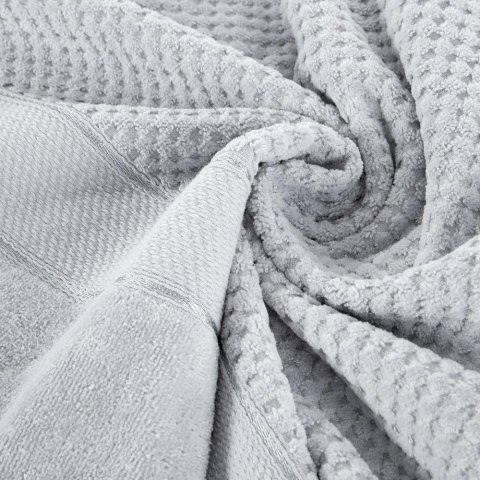 Ręcznik Jessi 50x90 srebrny frotte 500g/m2 z fakturą wytłaczanej krateczki i welurową bordiurą Eurofirany Ręcznik Jessi 50x90 srebrny frotte 500g/m2 z fakturą wytłaczanej krateczki i welurową bordiurą Eurofirany
