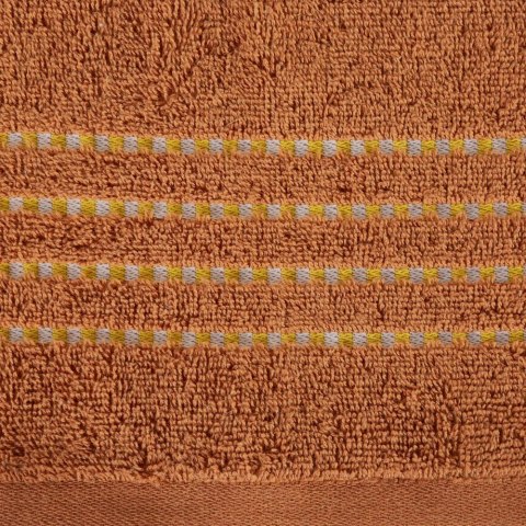 Ręcznik 30x50 Fiore ceglasty 500g/m2 frotte ozdobiony bordiurą w postaci cienkich paseczków Eurofirany Ręcznik 30x50 Fiore ceglasty 500g/m2 frotte ozdobiony bordiurą w postaci cienkich paseczków Eurofirany