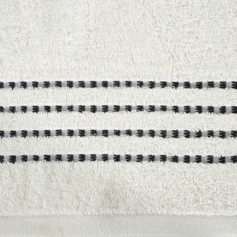 Ręcznik 30x50 Fiore kremowy 500g/m2 frotte ozdobiony bordiurą w postaci cienkich paseczków Eurofirany Ręcznik 30x50 Fiore kremowy 500g/m2 frotte ozdobiony bordiurą w postaci cienkich paseczków Eurofirany
