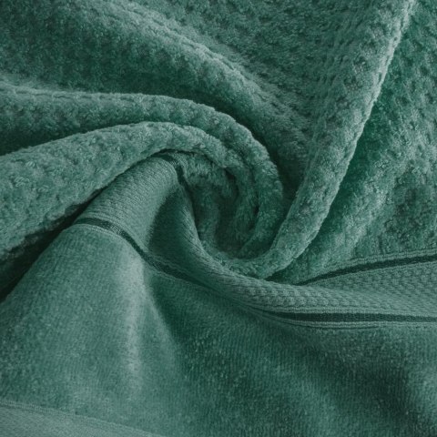Ręcznik Jessi 30x50 zielony ciemny 500g/m2 z fakturą wytłaczanej krateczki i welurową bordiurą frotte Eurofirany Ręcznik Jessi 30x50 zielony ciemny 500g/m2 z fakturą wytłaczanej krateczki i welurową bordiurą frotte Eurofirany