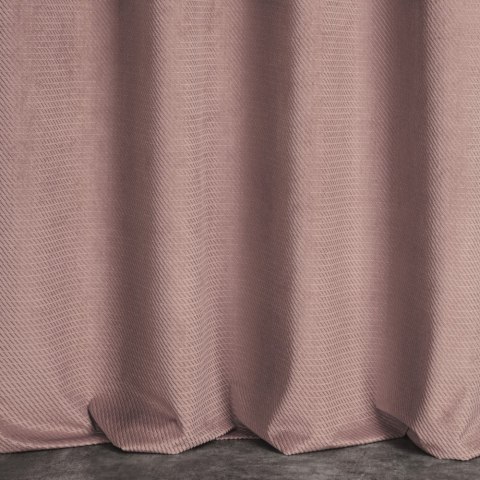 Zasłona 140x250 Eliza pudrowa różowa gotowa na przelotkach z drobnym wytłaczanym wzorkiem geometrycznym Eurofirany Zasłona 140x250 Eliza pudrowa różowa gotowa na przelotkach z drobnym wytłaczanym wzorkiem geometrycznym Eurofirany