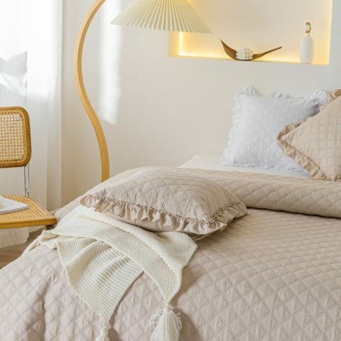 Narzuta z falbanką 160x220 Ruffy beżowa falbanka romby glamour dekoracyjna I2 Narzuta z falbanką 160x220 Ruffy beżowa falbanka romby glamour dekoracyjna I2