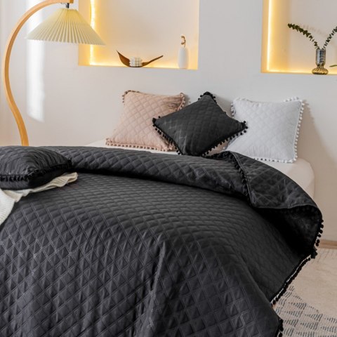 Narzuta z pomponami 140x200 czarna Pompoo pompony romby glamour dekoracyjna Narzuta z pomponami 140x200 czarna Pompoo pompony romby glamour dekoracyjna