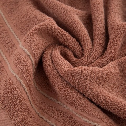 Ręcznik Emina 50x90 ceglasty zdobiony stebnowaną bordiurą 500 g/m2 Eurofirany Ręcznik Emina 50x90 ceglasty zdobiony stebnowaną bordiurą 500 g/m2 Eurofirany