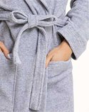 Szlafrok damski długi 352 L szary kołnierz szalowy zawiązywany na pasek z kieszeniami długość do pół łydki 80% bawełna 20% polie Szlafrok damski długi 352 L szary kołnierz szalowy zawiązywany na pasek z kieszeniami długość do pół łydki 80% bawełna 20% polie