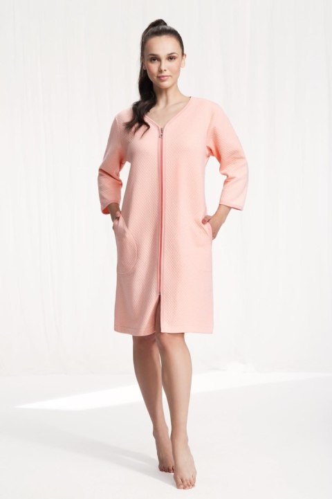 Szlafrok damski 214 4XL morelowy podomka na suwak z kieszeniami z wytłaczanym wzorem bawełniany rękaw 7/8 Szlafrok damski 214 4XL morelowy podomka na suwak z kieszeniami z wytłaczanym wzorem bawełniany rękaw 7/8