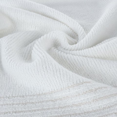 Ręcznik Lari 1 50x90 biały z ozdobną bordiurą przetykaną błyszczącą nicią 500 g/m2 Eurofirany Ręcznik Lari 1 50x90 biały z ozdobną bordiurą przetykaną błyszczącą nicią 500 g/m2 Eurofirany