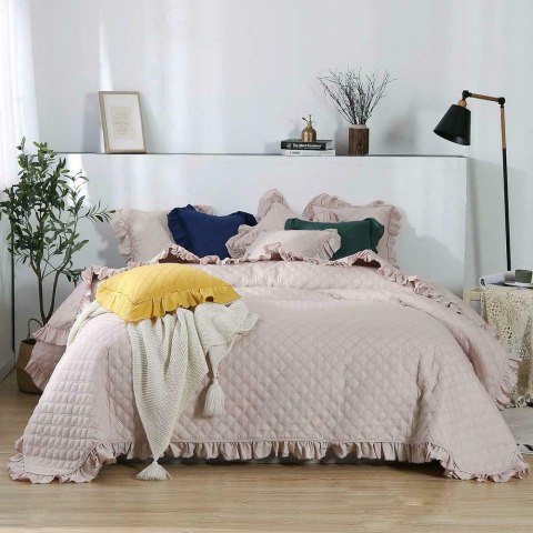 Narzuta z falbanką 240x220 Ruffy pudrowa różowa falbanka romby glamour dekoracyjna