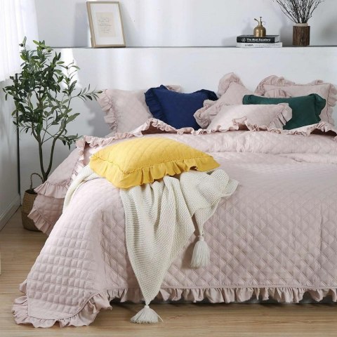 Narzuta z falbanką 240x220 Ruffy pudrowa różowa falbanka romby glamour dekoracyjna Narzuta z falbanką 240x220 Ruffy pudrowa różowa falbanka romby glamour dekoracyjna