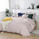 Narzuta z falbanką 240x220 Ruffy pudrowa różowa falbanka romby glamour dekoracyjna