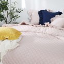 Narzuta z falbanką 240x220 Ruffy pudrowa różowa falbanka romby glamour dekoracyjna