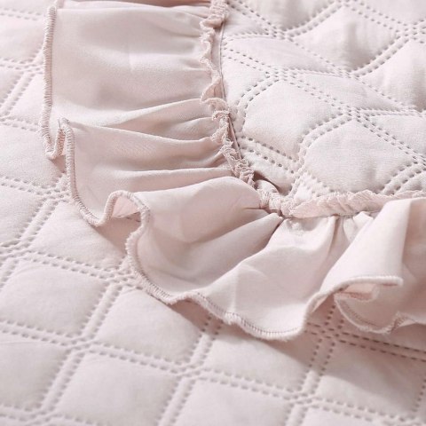 Narzuta z falbanką 240x220 Ruffy pudrowa różowa falbanka romby glamour dekoracyjna Narzuta z falbanką 240x220 Ruffy pudrowa różowa falbanka romby glamour dekoracyjna